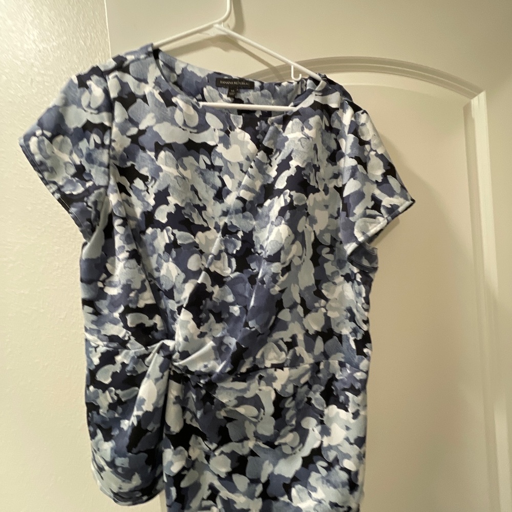Banana Republic blouse with side knot Blue and Gray print size 14